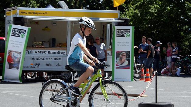 Beim gemeinsam von AMSC und Gebietsverkehrswacht Hammelburg ausgerichteten Jugend-Fahrradturnier "Mit Sicherheit ans Ziel" k&ouml;nnen M&auml;dchen und Jungen im Alter von acht bis 15 Jahren viel Spa&szlig; haben und zugleich auf spielerische Weise ihre Perfektion mit dem Fahrrad verbessern. Im Bild: Vorjahres-Gesamtsieger Fabrice Koslowski.Karlheinz Franz