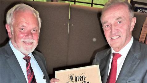 Einer der H&ouml;hepunkte w&auml;hrend der 23-j&auml;hrigen Vorstandst&auml;tigkeit von Rainer Kraus beim TSV 1889 Stockheim war die 125-Jahr-Feier. Mit im Bild BLSV-Kreisvorsitzender Karl H. Fick (rechts)  Foto: Gerd Fleischmann