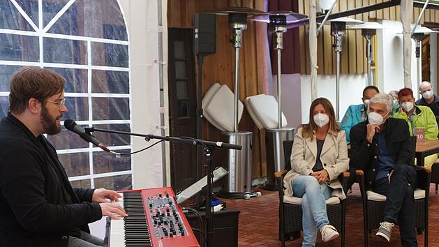 Lars Peter&nbsp; war nach sieben Monaten Lockdown der erste Musiker, der in  der Zeitr&auml;ume-Veranstaltung der Tagungsst&auml;tte Hohe Rh&ouml;n ein Konzert gab.  Foto: Marion Eckert