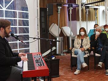 Lars Peter  war nach sieben Monaten Lockdown der erste Musiker, der in  der Zeiträume-Veranstaltung der Tagungsstätte Hohe Rhön ein Konzert gab.  Foto: Marion Eckert