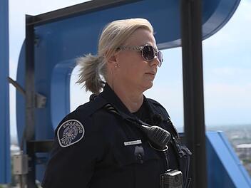 Polizistin Heide l&auml;sst sich bei ihrer Arbeit von einem Kamerateam begleiten.
