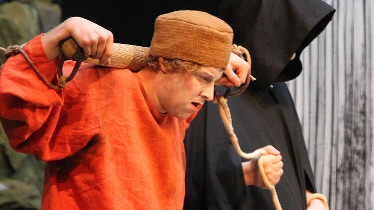 Der Schuldknecht (Daniel Ganzleben) wird vorgeführt.