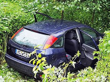 Bei einem Verkehrsunfall in Wilhelmsthal landete ein Autofahrer mit seinem Pkw in der Böschung.  Foto: Heike Schülein
