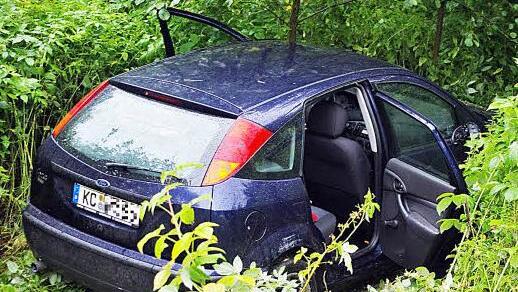 Bei einem Verkehrsunfall in Wilhelmsthal landete ein Autofahrer mit seinem Pkw in der Böschung.  Foto: Heike Schülein
