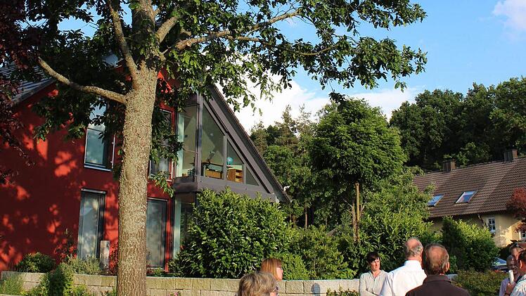 Diese Eiche auf städtischem Grund in der Danziger Straße hätten die Anlieger gerne entfernt. Foto: Andreas Dorsch
