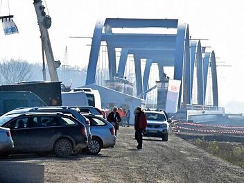Die markante, dreibogige Mainbrücke zwischen Unterzettlitz und Wiesen ist fast fast fertig. Nun kommen die Gleisbauer zum Zug, und die Oberleitungen werden installiert. Fotos: Ronald Rinklef