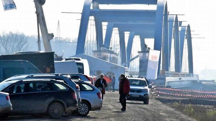 Die markante, dreibogige Mainbrücke zwischen Unterzettlitz und Wiesen ist fast fast fertig. Nun kommen die Gleisbauer zum Zug, und die Oberleitungen werden installiert. Fotos: Ronald Rinklef