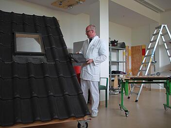 Was aussieht wie eine Mischung aus Spielplatz und Baumarkt-Resten ist der Therapieraum für die Arbeitsunfälle. Stefan Middeldorf, Chefarzt der Orthopädie lässt dann den Dachdecker schon mal wieder übungsweise ein Dach decken.  Foto: Anja Greiner