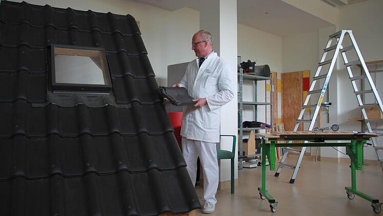 Was aussieht wie eine Mischung aus Spielplatz und Baumarkt-Resten ist der Therapieraum für die Arbeitsunfälle. Stefan Middeldorf, Chefarzt der Orthopädie lässt dann den Dachdecker schon mal wieder übungsweise ein Dach decken.  Foto: Anja Greiner