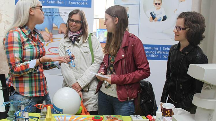 Sina Rosenbauer (von links) zeigt Anneliese, Juliane und Angelina Kästner Brillenmodelle. Foto: Veronika Schadeck
