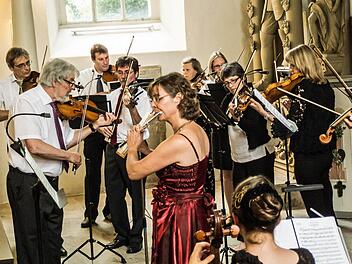Das Collegium musicum Coburg unter der Leitung von Thomas Ehrle gestaltete seine sommerliche Serenade in diesem Jahr erstmals in Ahorn. Gefeierte Solistin in Werken von Johann Stamitz und Wolfgang Amadeus Mozart war die Flötistin Angelika Stirner-Ebert. Foto: Jochen Berger