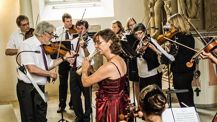 Das Collegium musicum Coburg unter der Leitung von Thomas Ehrle gestaltete seine sommerliche Serenade in diesem Jahr erstmals in Ahorn. Gefeierte Solistin in Werken von Johann Stamitz und Wolfgang Amadeus Mozart war die Flötistin Angelika Stirner-Ebert. Foto: Jochen Berger