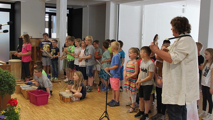 Die Schüler aus den Ganztagsklassen umrahmten die Feierlichkeiten mit ihren Lehrkräften Angelika Eirich und Lore Weinzierl. Foto: Christiane Reuther