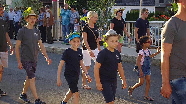 Szene vom alljährlichen Zapfenstreich in Friesen  Foto: Heike Schülein
