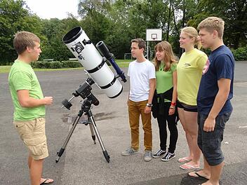 Das Programm der Bildungsstätte ist vielseitig. Beim Astrocamp im Sternenpark Rhön erklärt Robin Riesner aus Fulda, wie das Newton-Spiegelteleskop funktioniert.  Foto: Archiv/Marion Eckert