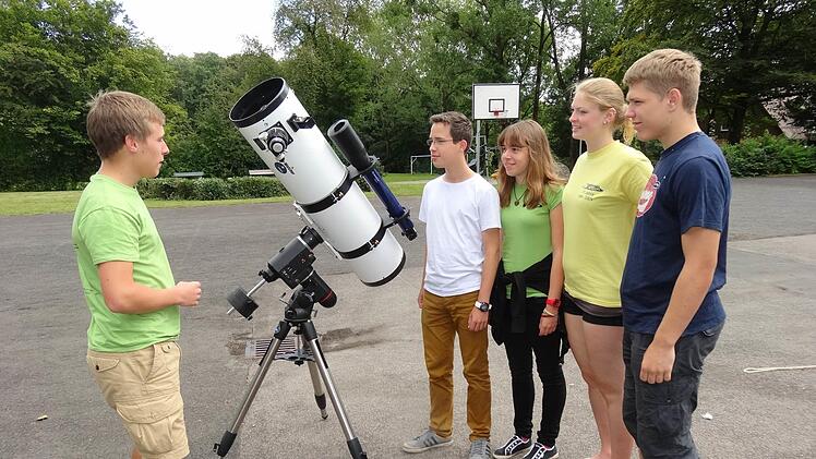Das Programm der Bildungsstätte ist vielseitig. Beim Astrocamp im Sternenpark Rhön erklärt Robin Riesner aus Fulda, wie das Newton-Spiegelteleskop funktioniert.  Foto: Archiv/Marion Eckert
