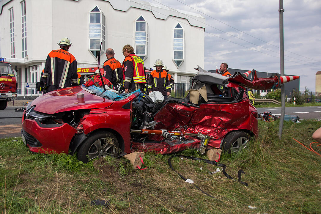 Schwerer Unfall bei Fürth: Frau nach Kollision mit Kastenwagen in Auto eingeklemmt