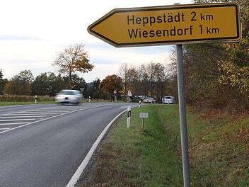 Von hier  aus Richtung Heppstädt/Wiesendorf mündet die Bahnhofstraße in  die Staatsstraße 2264. Anwohner und auch Bürgermeister Karsten Fischkal sähen gerne die Geschwindigkeit ab dieser Einmündung Richtung Ortsmitte auf 70 oder gar 50 Stundenkilometer reduziert.  Foto: Christian Bauriedel