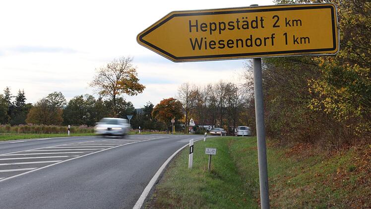 Von hier  aus Richtung Heppstädt/Wiesendorf mündet die Bahnhofstraße in  die Staatsstraße 2264. Anwohner und auch Bürgermeister Karsten Fischkal sähen gerne die Geschwindigkeit ab dieser Einmündung Richtung Ortsmitte auf 70 oder gar 50 Stundenkilometer reduziert.  Foto: Christian Bauriedel