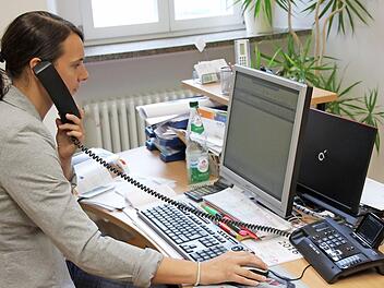 Bei der Eberner VHS-Leiterin Carolin Schuler laufen seit Donnerstag die Drähte heiß: Die Anmeldephase hat begonnen.  Foto: Ralf Kestel