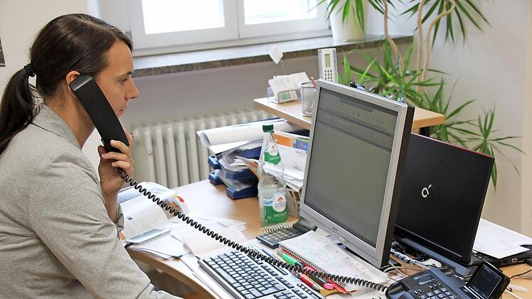 Bei der Eberner VHS-Leiterin Carolin Schuler laufen seit Donnerstag die Drähte heiß: Die Anmeldephase hat begonnen.  Foto: Ralf Kestel