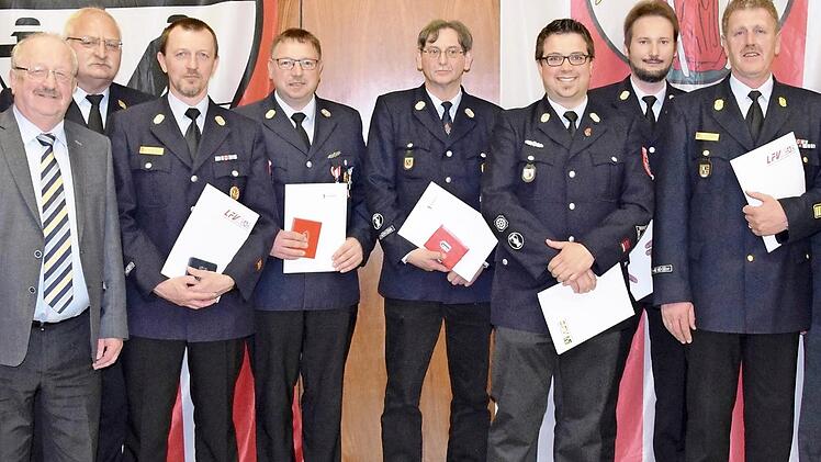 Bei der Ehrung der Mitglieder waren dabei Kreisbrandinspektor Ralf Weidenhammer, Stellvertreter des Landrates Bernd Steger, Kreisbrandinspektor Hans-Ulrich Müller, Kreisbrandmeister Markus Wachter, Thomas Wacher, Wolfgang Ströhlein, Matthias Zapf, Marcus Götz, Kreisbrandinspektor Harald Schnappauf, Dritter Bürgermeister Hubert Bischoff und Kreisbrandrat Joachim Ranzenberger (von links).  Foto: Matthias Schuhbäck