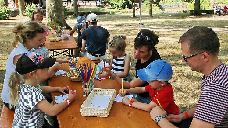 Windräder, wie man sie auf dem Jahrmarkt kaufen kann, durften die Kinder beim Spielfest basteln. Meist halfen die Erwachsenen mit. Foto: Dieter Britz