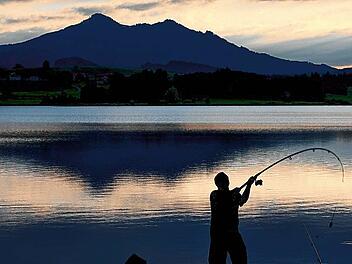 Angler im Sonnenuntergang