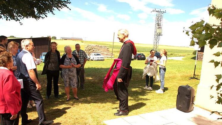 Erzbischof Schick mit Besuchern des Gottesdienstes