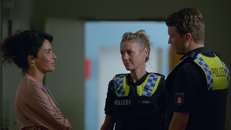 Was weiß Lehrerin Liane Philipp (Gamze Senol, links) wirklich? Franzi (Rhea Harder-Vennewald) und Nick (Raúl Richter) glauben, dass sie etwas verheimlicht.