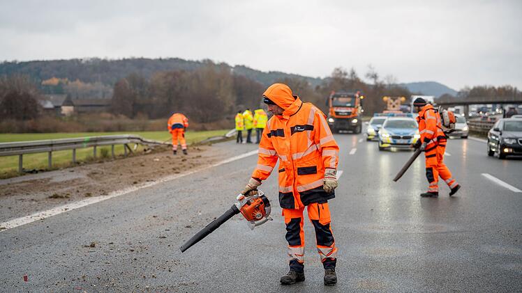 Greding: Unfall auf A9 - Auto landet auf Dach