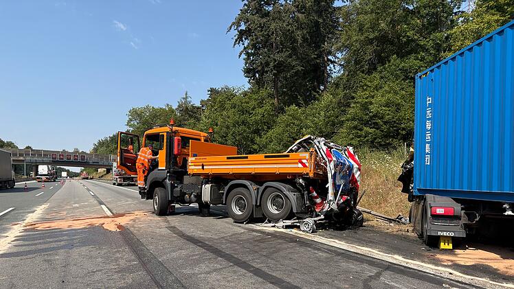 Lastwagen kracht in Warnleitanh&auml;nger auf der A3 bei W&uuml;rzburg