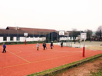 Wann in der Schule in Vestenbergsgreuth wieder Kinder unterrichtet werden, steht in den Sternen.  Foto: Paul Frömel (Archiv)