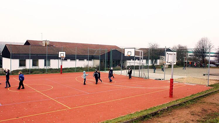 Wann in der Schule in Vestenbergsgreuth wieder Kinder unterrichtet werden, steht in den Sternen.  Foto: Paul Frömel (Archiv)