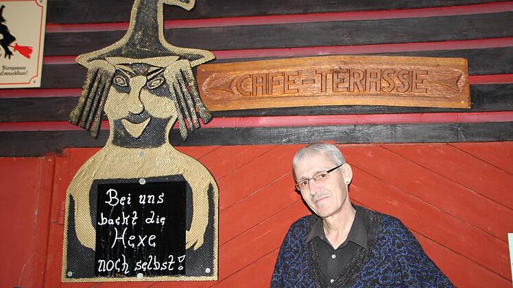 Roland Sopper hat nach einer Pause aus gesundheitlichen Gründen sein Hexenhäuschen wieder geöffnet. Fotos: Sebastian Vogt