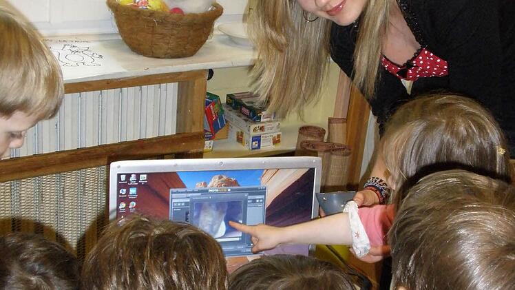 Jessica Schertel führt mit den drei bis sechs Jahre alten Kindern in der Vorschule ein von ihr vorbereitete Lernsequenz mit Mikroskop am PC durch.  Fotos: privat