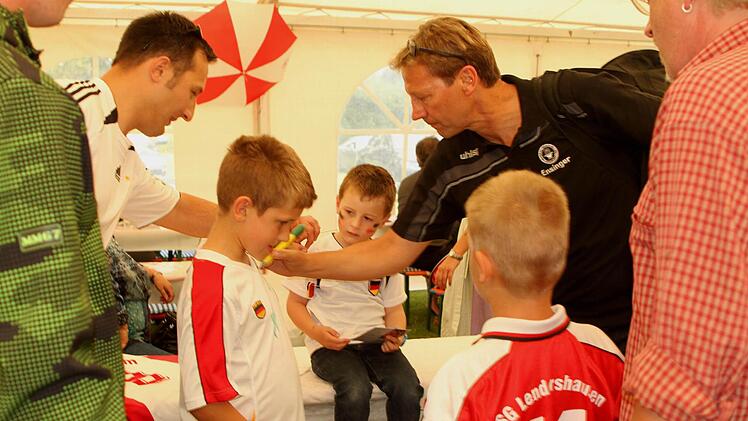 Bereitwillig kamen die prominenten Sportler, hier Guido Buchwald (Zweiter von rechts), den Autogrammwünschen nach.
