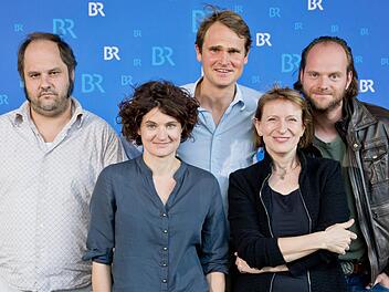 Die Schauspieler (v.l.): Matthias Egersdörfer (als Leiter der Spurensicherung Michael Schatz), Eli Wasserscheid (als Kommissarin Wanda Goldwasser), Fabian Hinrichs (als Hauptkommissar Felix Voss), Dagmar Manzel (als Hauptkommissarin Paula Ringelhahn) und Andreas Leopold Schadt (als Kommissar Sebastian Fleischer). Der Frankentatort mit dem Titel "Der Himmel ist ein Platz auf Erden" spielt in Nürnberg und Erlangen und soll im ersten Halbjahr 2015 ausgestrahlt werden. Foto: Daniel Karmann/dpa
