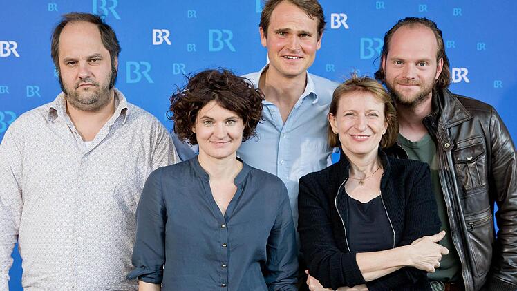 Die Schauspieler (v.l.): Matthias Egersdörfer (als Leiter der Spurensicherung Michael Schatz), Eli Wasserscheid (als Kommissarin Wanda Goldwasser), Fabian Hinrichs (als Hauptkommissar Felix Voss), Dagmar Manzel (als Hauptkommissarin Paula Ringelhahn) und Andreas Leopold Schadt (als Kommissar Sebastian Fleischer). Der Frankentatort mit dem Titel "Der Himmel ist ein Platz auf Erden" spielt in Nürnberg und Erlangen und soll im ersten Halbjahr 2015 ausgestrahlt werden. Foto: Daniel Karmann/dpa