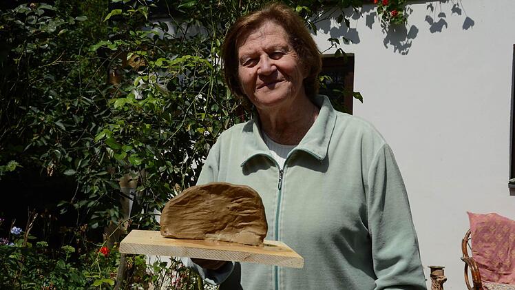 Erna Mertliks linke Hand ist seit dem Schlaganfall stark beeinträchtigt. Sie hat ihre Hand, so wie sie sie heute empfindet, in Ton modelliert. Foto: Dagmar Besand