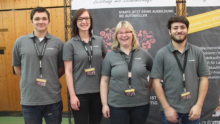 Am Stand von Auto-Müller  Foto: Veronika Schadeck