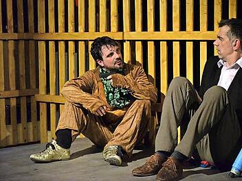 Richard Hannay (Ingo Pfeiffer, hier mit Schatten 2, Georg Schmiechen), versteht die Welt nicht mehr: Plötzlich wird er als Mörder gejagt.  Foto: Sebastian Worch