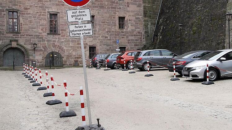 Die Schlösserverwaltung will die Autos ab 1. April wieder aus dem Kasernenhof haben.  Foto: Jochen Nützel