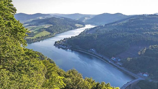 Aussichtspunkte wie der Eisenberg oberhalb der Diemeltalsperre gew&auml;hren einen weiten Blick &uuml;ber das Sauerland und Waldecker Land. Fotos: djd/Touristinformation Diemelsee/Klaus Kappest