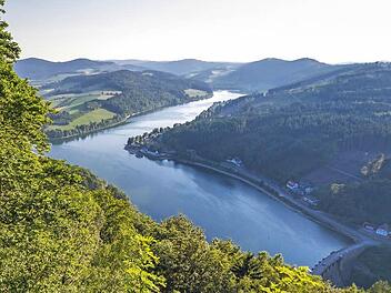 Aussichtspunkte wie der Eisenberg oberhalb der Diemeltalsperre gewähren einen weiten Blick über das Sauerland und Waldecker Land. Fotos: djd/Touristinformation Diemelsee/Klaus Kappest