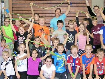 Die Weilersbacher Schüler sprangen, dass der Boden der Turnhalle nur so vibrierte.  Foto: Heidi Amon