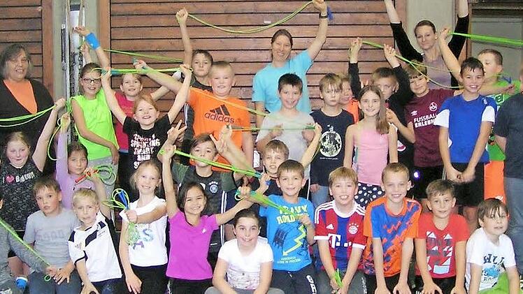 Die Weilersbacher Schüler sprangen, dass der Boden der Turnhalle nur so vibrierte.  Foto: Heidi Amon