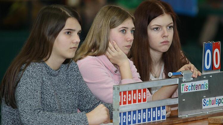 Auch dank vieler ehrenamtlicher Helfer (im Bild mit Anna, Kim und Julia drei der Punktrichterinnen) waren die 30. Unterfränkischen Tischtennismeisterschaften der Förderzentren mit Förderschwerpunkt geistige Entwicklung eine vollauf gelungene Veranstaltung.