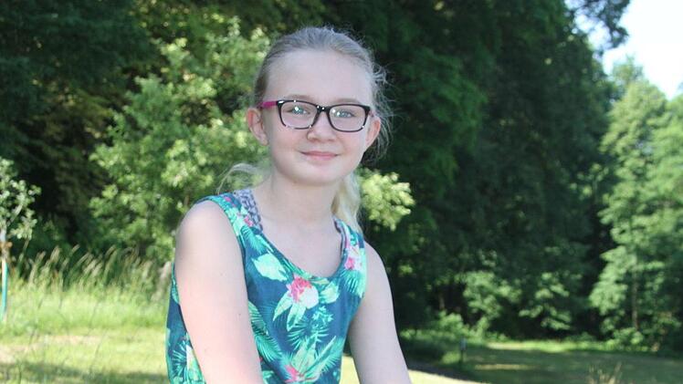 Annalena Miederer (12) ist jeden Tag zwei Mal mit ihrem Hund im Wald und achtet dabei sehr auf die Natur. "Ich habe schon einiges gewusst", zeigt sich die Fünftklässlerin stolz. Foto: Sonny Adam