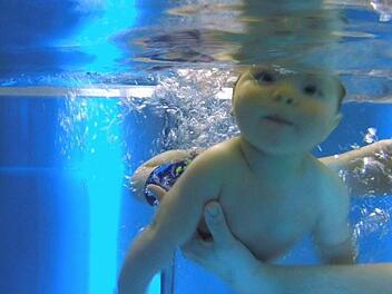 Der kleine Arne beim Babyschwimmen im Therapiebecken im Klinikum Coburg.Janine Meissner